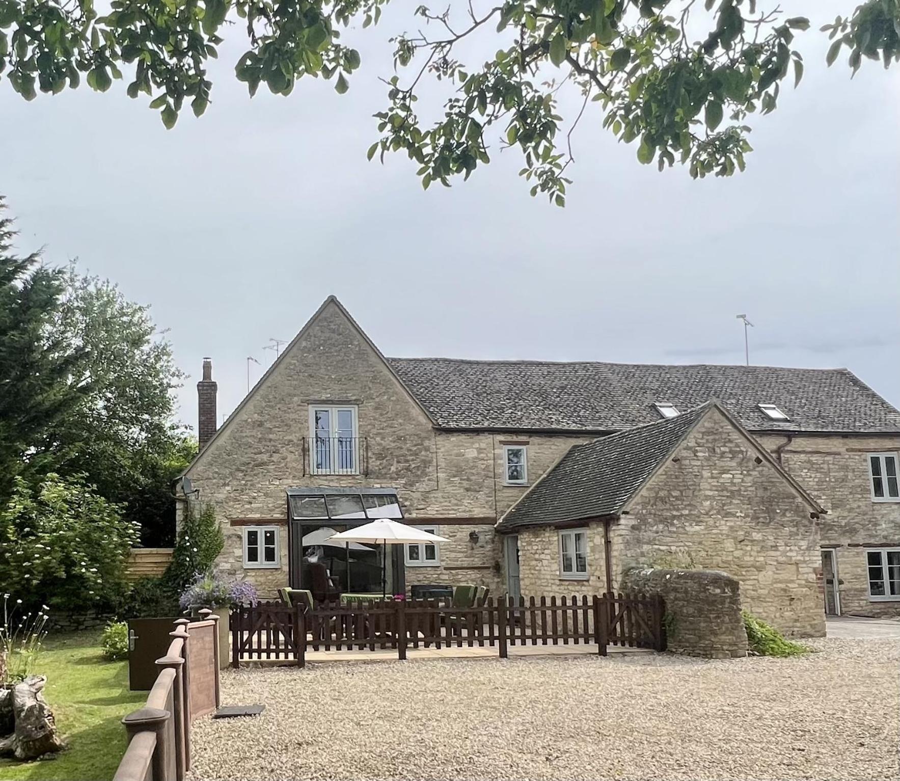 Villa The Old Coach House à Witney Extérieur photo