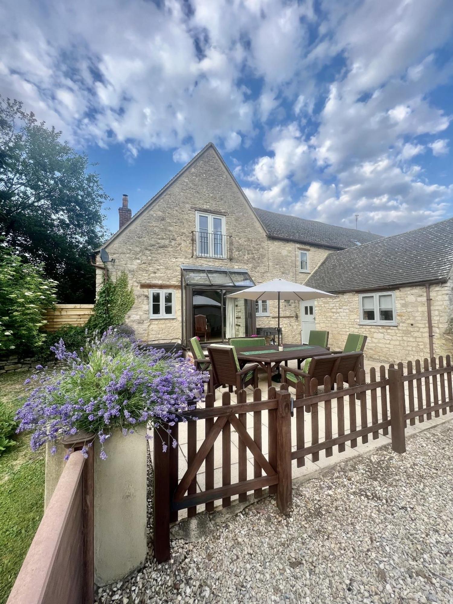 Villa The Old Coach House à Witney Extérieur photo